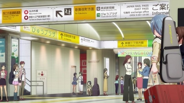 新宿站东口便利店前